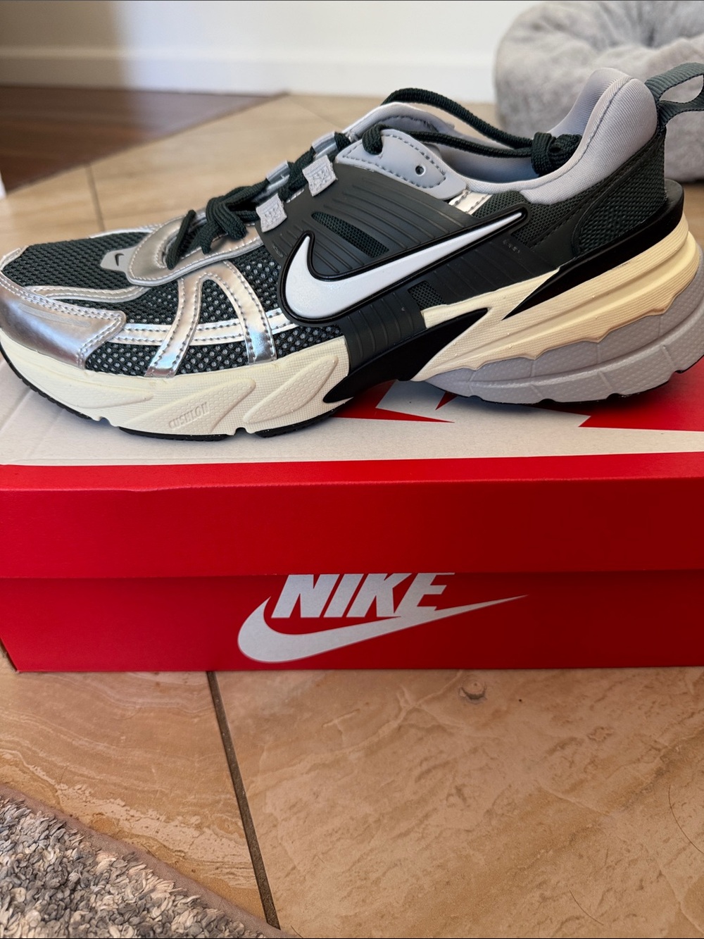 Nike Men’s 8 women’s 9.5 sneaker - Black/Gray/Cream with Silver Accents